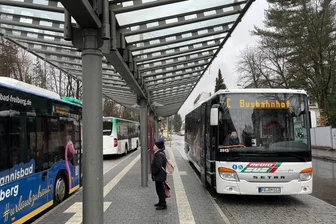 Streik im Busverkehr am Montag in Mittelsachsen: Ausfälle im Schülerverkehr – Diese Busse fahren - Der Busbahnhof in Freiberg. Am Montag könnten hier durch den Streik weniger Busse abfahren.