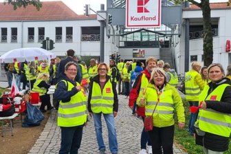 Streik im Einzelhandel erreicht Freiberg - 75 Beschäftigte verschiedener Einzelhandelsfirmen haben sich am Freitagvormittag zu einer Kundgebung vor dem Kaufland-Markt in Freiberg versammelt.