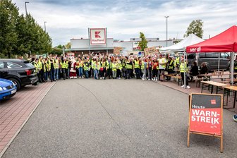 Streik im Einzelhandel: In diesem Laden in Burgstädt wird gestreikt - Etwa 180 Beschäftigte des Einzelhandels haben sich am Freitag zu einem Warnstreik in Burgstädt versammelt.