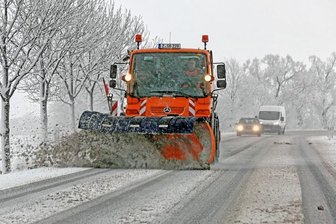 Streik im Landkreis Zwickau: Kein Winterdienst trotz Schneefall? - Ein Winterdienst-Fahrzeug auf der Freitagstraße nahe Reinsdorf. Ob Landstraßen am Mittwoch geräumt werden, ist fraglich. 