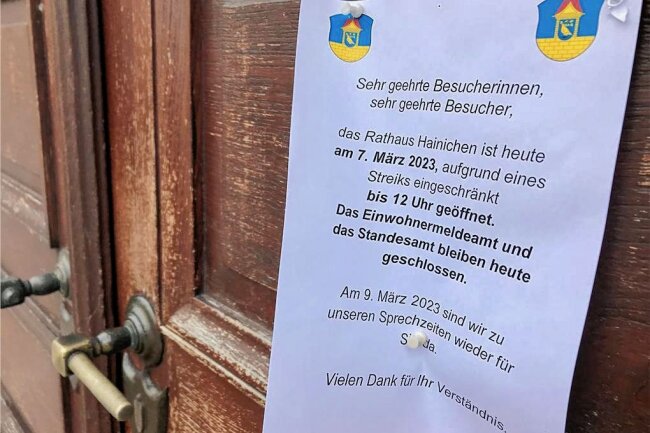 Streik im Rathaus Hainichen - In Frankenberg und Mittweida sind Büros besetzt - Streik im Rathaus Hainichen: Ein Zettel an der Tür informiert über die Einschränkungen. 