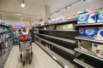 Streik in Edeka-Großlagern: Leere Regale auch im Markt in Plauen - Blick in den Plauener Edeka-Markt an der Neundorfer Straße. Die Regale sind zum Teil leer. Engpässe gibt es unter anderem bei Toilettenpapier und Küchenrollen.
