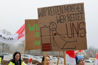 Streik: Kräftemessen zwischen Gewerkschaft und DRK-Krankenhaus Rabenstein - Etwa 40 Kolleginnen und Kollegen nehmen an der Streikdemo teil. Die Notbetreuung ist gesichert, dadurch könne nicht alle Streikwilligen auf die Straße gehen.