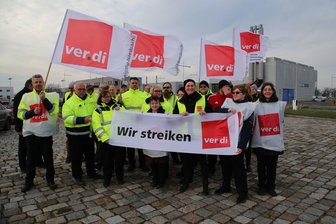 Die Teilnehmer am Warnstreik haben sich auf dem Parkplatz vor dem Terminal versammelt. Die Gewerkschaft Verdi hat zum Warnstreik auf dem Leipziger Flughafen aufgerufen.
