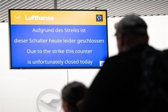 Streiks bei Lufthansa: Auch Flüge ab und nach Dresden und Leipzig/Halle gestrichen - Geschlossene Lufthansa-Schalter auf dem Flughafen Frankfurt: Die Gewerkschaft Verdi hat erneut das Lufthansa-Bodenpersonal zu einem Warnstreik aufgerufen, der auch Auswirkungen auf die mitteldeutschen Flughäfen hat.