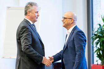 Streiks vorerst beendet: GDL und Bahn einigen sich im Tarifkonflikt - Claus Weselsky (l-r), GDL-Chef, und Martin Seiler, DB-Personalvorstand, kommen zum Auftakt der Tarifverhandlungen zwischen der Deutschen Bahn und der GDL. Mehr als vier Monate nach Beginn des Konflikts gibt es nun eine Einigung.