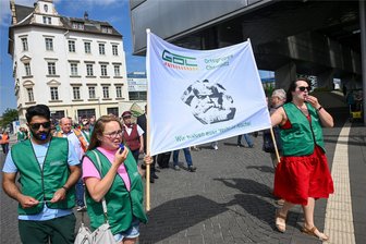Streikwelle geht weiter: City-Bahn steht auf der Schiene bald wieder still - Am vergangenen Freitag versammelten sich GDL-Mitglieder vor dem Hauptbahnhof. Auch GDL-Chef Claus Weselsky war wieder nach Chemnitz gekommen.