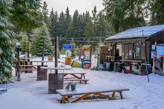 Streit am Grenzstein: Warum eine beliebte tschechische Imbissbude schließen musste - Der Laden ist zu, der Ofen aus: die geschlossene Imbisshütte "Celnice Jelení" an der deutsch-tschechischen Grenze bei Eibenstock am 17. Februar 2022.