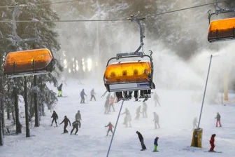 Streit am Keilberg: Gericht in Tschechien erklärt Skipiste zum Forstweg – was heißt das für den Wintersport? - Eine volle Piste am Keilberg. Das größte Skigebiet im Erzgebirge ist auf einen Forstweg angewiesen, der zwei Teile des Wintersportzentrums verbindet.