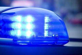 Streit an Treuener Ampelkreuzung: Zeuge gesucht - Die Polizei sucht einen Zeugen, der nach einer körperlichen Auseinandersetzung zwischen zwei Männern in Treuen behauptet hat, selbst Polizist zu sein.