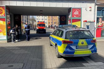 Streit auf dem Neumarkt in Zwickau: Unbekannter schlägt 17-Jährigem ins Gesicht - Infolge der Körperverletzung fuhren Polizei und Rettungsdienst am Neumarkt vor.