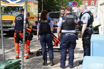 Mehrere Gewalttaten auf dem Sonnenberg zu Pfingsten - Einsatzkräfte von Polizei und Rettungsdienst am Ort des Geschehens.