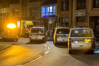 Streit im Erzgebirge eskaliert: Zwei Männer zücken Messer - 36-Jähriger kann Angriffe abwehren - In der Nacht zum Sonntag ist ein Streit unter mehreren Männern in der Bahnhofstraße in Aue eskaliert. Ein Messer war dabei im Spiel, es gab Verletzte.