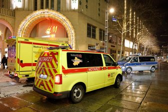 Streit in Chemnitzer Innenstadt eskaliert – dann floss Blut - In Chemnitz kümmerten sich Rettungskräfte nach einem Streit um Verletzungen.