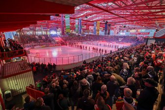 Streit in Crimmitschau: Entscheiden die Stadträte am 20. März über einen Stadionnutzungsvertrag für die Eispiraten? - Das Kunsteisstadion im Sahnpark hat mehr als 60 Jahre auf dem Buckel. Beleuchtung und Bande müssen erneuert werden.