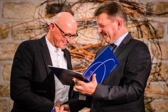 Bert Wendsche (parteilos, r.), Oberbürgermeister von Radebeul, und Dr. Jörg Bernig.