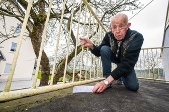 Streit mit dem Handwerker: Betagtes Ehepaar aus dem Erzgebirge verklagt - Harald Schneider aus Meinersdorf auf seiner Terrasse. Statt dem erhofften neuen Bodenbelag gibt es nun einen Streit vor Gericht.