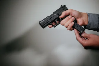 Streit mit der Ex im Hohenstein-Ernstthaler Bahnhof: Mann zieht Waffe - Hier wird eine Schreckschusspistole geladen. Eine ähnliche Waffe zog der Mann im Streit.