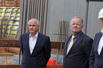 Streit mit St. Egidien: Gericht entlastet Lichtenstein - Lichtensteins Bürgermeister Jochen Fankhänel (l., Freie Wähler) und sein Amtskollege Uwe Redlich (parteilos) 2022 bei einem Termin im Gewerbegebiet Am Auersberg. Den Dauerstreit hat Fankhänel von seinen Vorgängern „geerbt“.