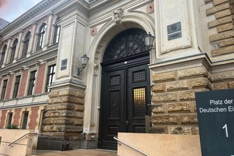 Streit über Kinderbekleidung: Mann aus dem Vogtland soll seine Frau geschlagen haben – und schwänzte den Prozess - Der Prozess wegen Körperverletzung am Landgericht konnte am Donnerstag nicht stattfinden.