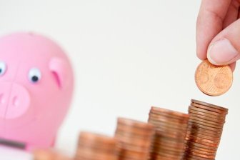 Streit über Zinsen: Klage gegen Kreissparkasse - Prämiensparverträge galten vor Jahren als attraktive Alternative zum Sparschwein. Doch die Zinsen sanken, die Verträge wurden gekündigt. Nun haben Prämiensparer die Chance, eine Nachzahlung von Zinsen zu erhalten, wenn sie sich einer Klage der Verbraucherzentrale anschließen.