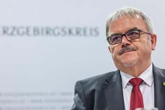 Streit um 3G-Regel im Erzgebirger Kreistag: Warum Landrat Vogel Abstand vom Abstand nimmt - Frank Vogel (CDU), Landrat des Erzgebirgskreises