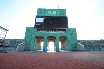 Streit um Abriss des Stadionturms - Soll dieses markante Bauwerk abgerissen werden? Die Frage spaltet Denkmalschützer und Rathaus-Verantwortliche. Oberbürgermeisterin Barbara Ludwig will für den Erhalt des einstigen "Führerturms" jedenfalls kein kommunales Geld ausgeben.