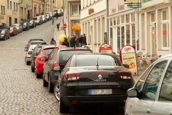 Streit um acht neue Parkplätze am Markt - An dieser Marktseite sollen acht Parkflächen entstehen. Autos werden jetzt schon oft abgestellt, aber auch abgestraft.