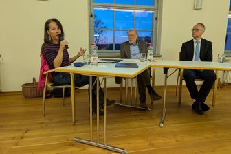 Streit um ARD und ZDF – und warum die „Sendung mit der Maus“ plötzlich wichtig ist - Journalistin Annekatrin Mücke, Moderator Peter Siegel (Mitte) und MDR-Kommunikationschef Michael Naumann diskutieren im Esche-Museum in Limbach-Oberfrohna über die Zukunft des öffentlich-rechtlichen Rundfunks.