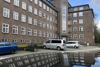 Streit um Autoschlüssel: Erzgebirger soll Sohn und Ehefrau gewürgt haben - Vor dem Landgericht Chemnitz stand ein Erzgebirger, der seinen Sohn und die Ehefrau gewürgt haben soll.