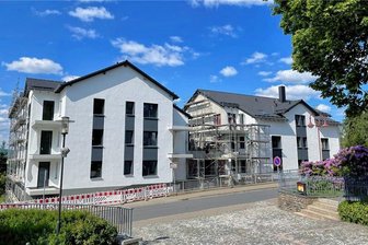 Streit um Baustil an der Willisch-Villa in Bad Schlema: Das sagt der mögliche Investor - Zukunft: Die „neue Mitte“ von Bernsbach soll im Herbst fertiggestellt sein. Entstanden sind unter anderem 23 Zwei-Raum-Wohnungen.