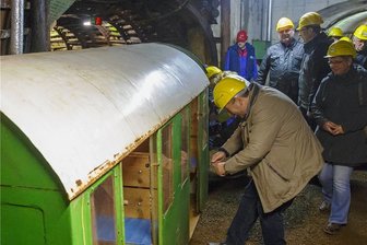 Streit um Bergbaurechte lähmt Besucherbergwerk in Pöhla - Besucher einer Veranstaltung in den Zinnkammern steigen in die Grubenbahn, die sie drei Kilometer weit in den Berg hinein bringt. Das Bild ist eine Archivaufnahme. 