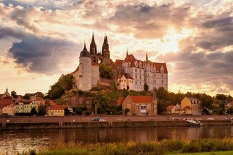Streit um Bischofs-Entscheidung bei Aufarbeitung sexualisierter Gewalt: Katholikenrat springt Betroffenen zur Seite - Die Albrechtsburg mit dem Albrechtsdom in Meißen. Ein Streit um die Mitwirkung Betroffener bringt die Aufarbeitung sexualisierter Gewalt am Bistum noch vor dem eigentlichen Beginn ins Stocken. Foto: Imago/Archiv