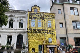 Streit um Buchpreis – Neue Fassade mit Zitaten von Weimer - Die Buchhandlung reagiert damit auf den Ausschluss vom Deutschen Buchhandlungspreis.