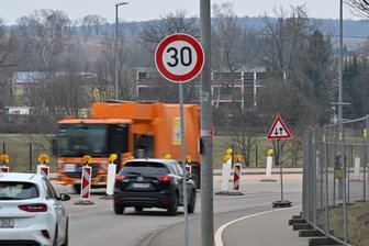 Streit um Chemnitzer Blitzer: War Tempo 30 ausgeschildert oder nicht? - In Chemnitz-Rottluff gilt wegen Bauarbeiten an einer Brücke derzeit Tempo 30. Doch Autofahrer beteuern, in den vergangenen Tagen habe zeitweise jeder Hinweis auf das Tempolimit gefehlt. Geblitzt wurden sie trotzdem.