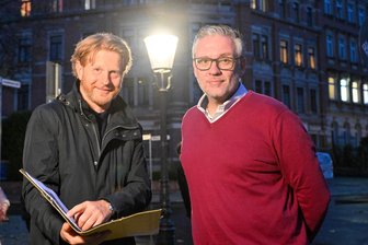 Streit um Chemnitzer Gaslaternen: Rathaus und Energieversorger setzen auf Kompromiss - Vorort-Termin in Schloßchemnitz: Der Chemnitzer Baubürgermeister Michael Stötzer (links) und Martin Reinhold, der Leiter des Verkehrs- und Tiefbauamtes der Stadt, am Wilhelm-Külz-Platz. Einige Laternen dort sind bereits auf LED-Technik umgestellt.