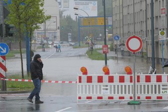 Streit um Chemnitzer Hochwasserschutz: „Ein ernstes Problem“ - Chemnitz 2013: Überflutete Straße am Rande des Stadtzentrums.
