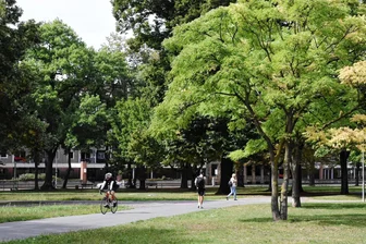 Streit um Chemnitzer Schillerplatz: Kritik an Zeitpunkt der Umgestaltung - Mit praktischen Abkürzungen, aber nahezu ohne Reiz – so präsentiert sich der Schillerplatz aktuell. Als Projekt der Kulturhauptstadt soll die älteste Grünanlage der Stadt wieder etwas von ihrem früheren Charme zurückerhalten.