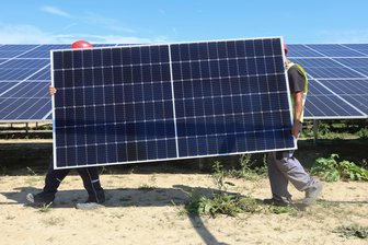 Streit um Chemnitzer Solar-Kraftwerk: Frist für Einsprüche läuft schon Pfingsten ab - In Chemnitz-Glösa sollen etliche Hektar Ackerfläche entlang der A 4 zu einem großen Solarpark werden. Dagegen regt sich Widerstand bei Anliegern.