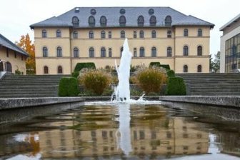Streit um Daetz-Centrum: Stadt schließt Dauerausstellung - Das Lichtensteiner Schlosspalais beherbergt seit 2001 das Kompetenz- und Bildungszentrum für internationale Holzbildhauerkunst. 4,5 Millionen Euro EU-Fördermittel flossen für den Ausbau des Schlosspalais', des Nebengebäudes für die Holzkunstateliers sowie den gläsernen Neubau.