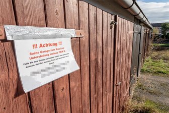 Streit um DDR-Garagen in Burgstädt: Neue Verordnung sorgt für Unmut - Garagen sind gerade in der Nähe von Wohngebieten begehrt. Hier ein Aushang am Komplex an der Mohsdorfer Straße. Bisher kostet die Pacht dort pro Garage 60 Euro pro Jahr, künftig könnten es 50 Euro pro Monat sein. Das sorgt für Ärger.