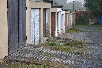 Streit um DDR-Garagen: Tauraer überrascht mit einer Idee - Blick auf den Garagenstandort an der Artur-Beil-Straße mit 28 Garagen. Einige Tauraer wehren sich gegen die neue Miete.