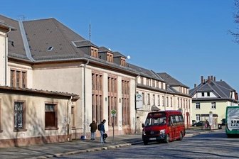 Streit um Durchgang am Glauchauer Bahnhof - Zwischen der Bahnhofshalle und der ehemaligen Mitropa, dort wo die beiden Fahrgäste stehen, soll der neue Durchgang entstehen.