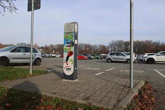 Streit um E-Ladesäulen: Sollen Betreiber in Zwickau künftig eine Gebühr für Sondernutzung zahlen? - Die Betreiber von E-Ladesäulen sollen nach dem Willen der Stadt Gebühren für die Grundfläche zahlen.