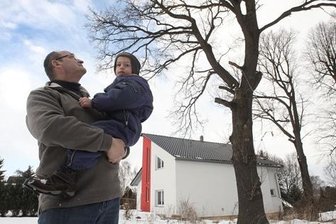 Diemar Eppendorfer mit seinem Sohn Lenny neben der Eiche, die er gern fällen würde.