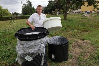 Streit um einen Wasserzählerschacht in Callenberg: Sitzt eine Familie bald auf dem Trockenen? - Weil der RZV einen Wasserzählerschacht an der Grundstücksgrenze fordert, hat sich Jürgen Haß diesen Schacht aus Kunststoff gekauft. Er ist deutlich preiswerter, als die vom RZV angebotenen Varianten. Doch nun akzeptiert der RZV dieses Modell nicht.