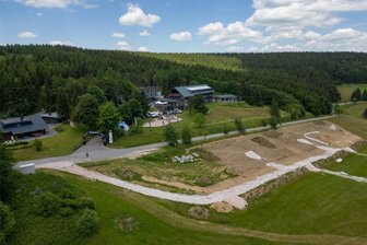 Streit um Ferienhausprojekt am Fichtelberg: Naturschutzbund klagt erneut - Unmittelbar unterhalb der Emil-Riedel-Straße liegt die Fläche, auf der die Ferienhäuser entstehen sollen.