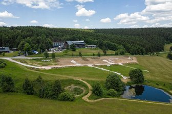 Streit um Ferienhausprojekt: Gericht entscheidet zu Baustopp am Fichtelberg - Unterhalb des Hotels von Jens Weißflog und direkt an der Emil-Riedel-Straße ist die Fläche gut zu erkennen, auf der die drei Ferienhäuser entstehen sollen. Denn die Bauarbeiten hatten bereits begonnen. Ob sie jemals fortgesetzt werden?