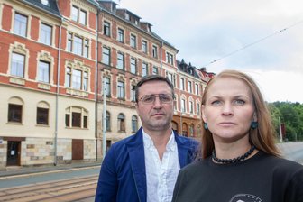 Streit um Firmenwerbung an der B 92 in Plauen – Unternehmer-Paar verärgert über Rathaus: „Wir wollen gleichbehandelt werden“ - Das Unternehmer-Paar Nadezda Nekrasova und Anatolie Melestean will seine im Mai 2023 eröffnete Salzgrotte im eigenen Gebäude an der B 92 etwas sichtbarer machen.