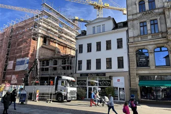 Streit um Fliegerbauers Loggien am Dom in Zwickau: Kommt nochmal Bewegung rein? - Die Hoffnung stirbt zuletzt: Für das Haus am Marienplatz mit der weißen Fassade neben der Schocken-Baustelle gibt es doch noch eine Chance auf Sanierung.